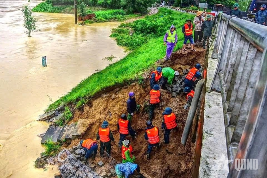 Bộ đội và dân quân Đắk Lắk dầm mưa cứu dân, gia cố cầu